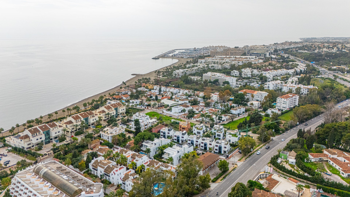 6 bedroom Villas for sale in Milla de Oro – R4892461