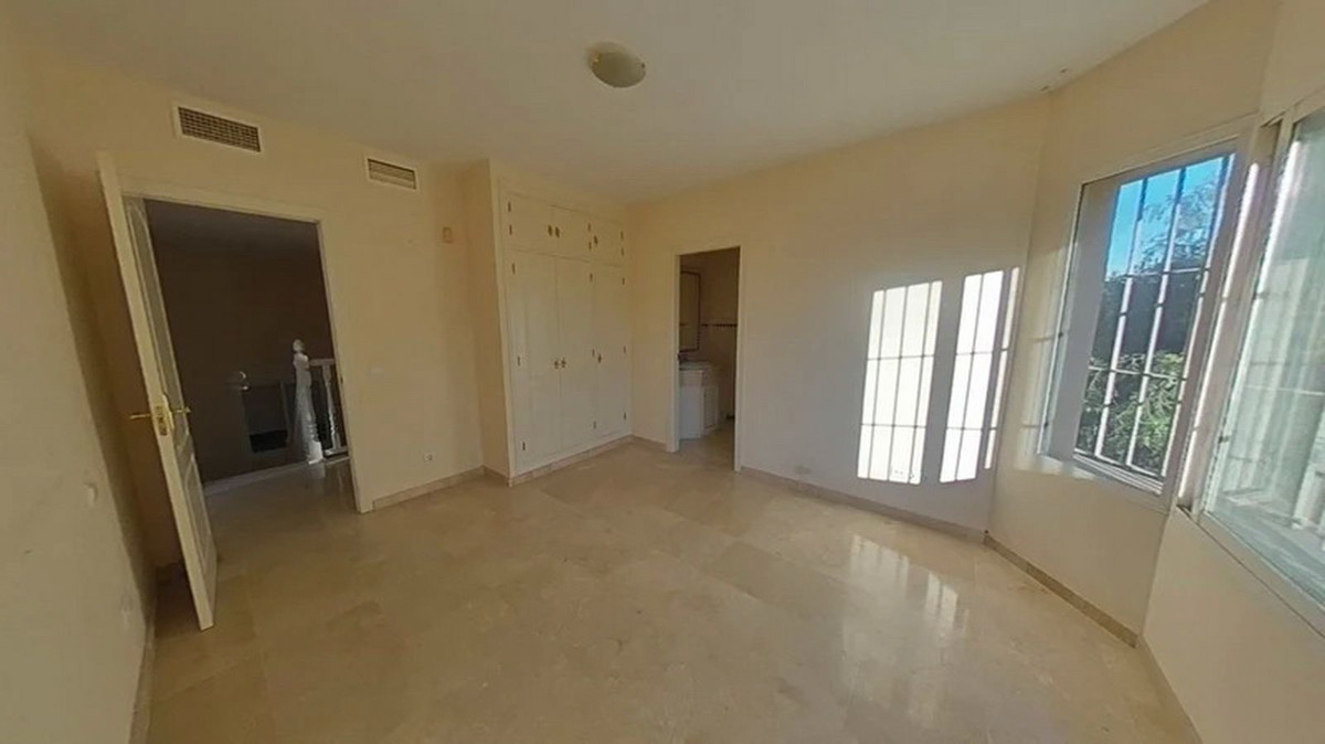 5 bedroom Villas for sale in Marbella – R5211886