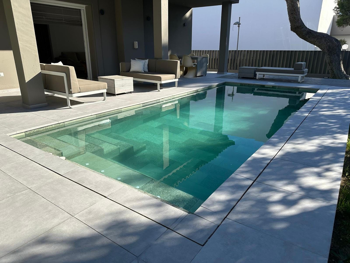 Villas de 5 dormitorios en venta en Elviria – R4059655