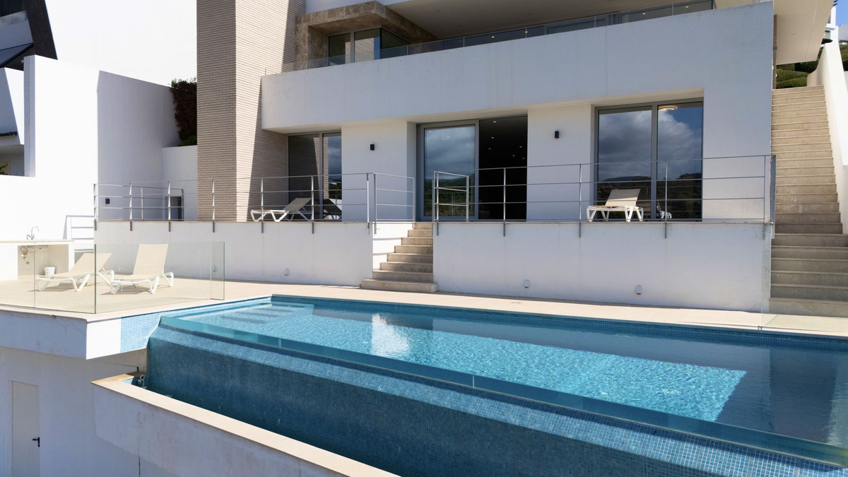 6 bedroom Villas for sale in Los Arqueros – R5214310