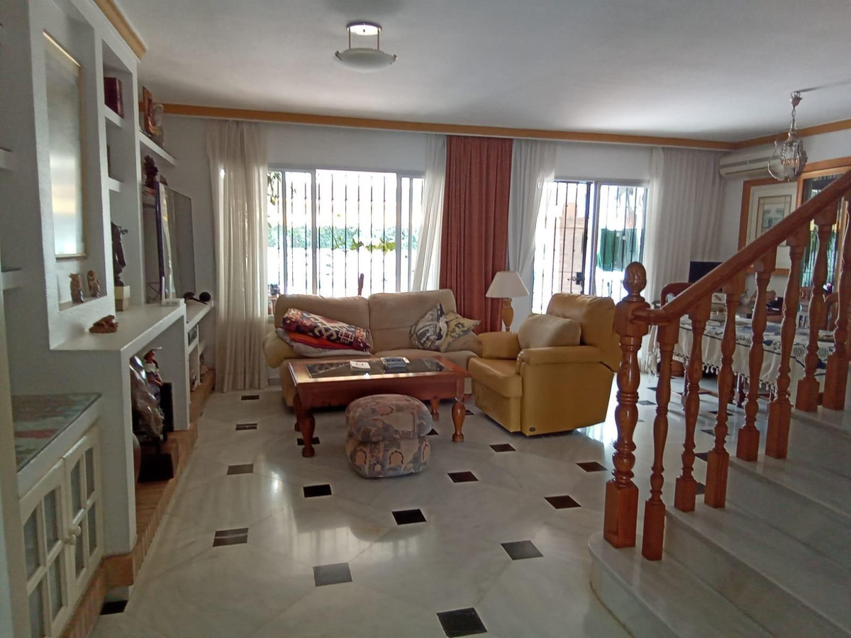 Adosados de 5 dormitorios en venta en Marbella – R5188051