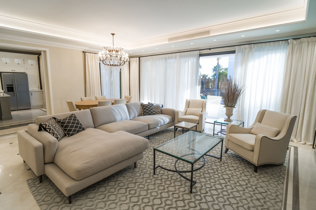 6 bedroom Villas for sale in Los Flamingos – R4956700