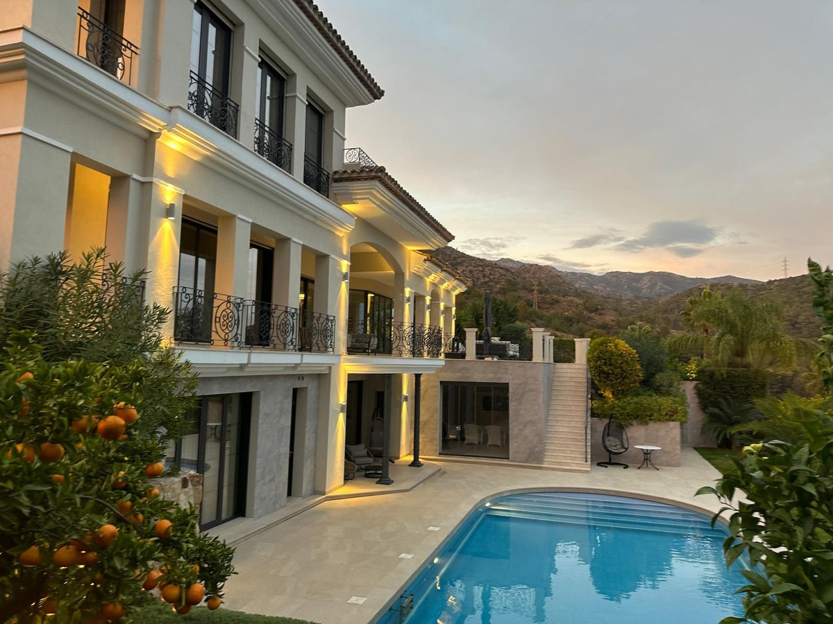 6 bedroom Villas for sale in Sierra Blanca – R5210887