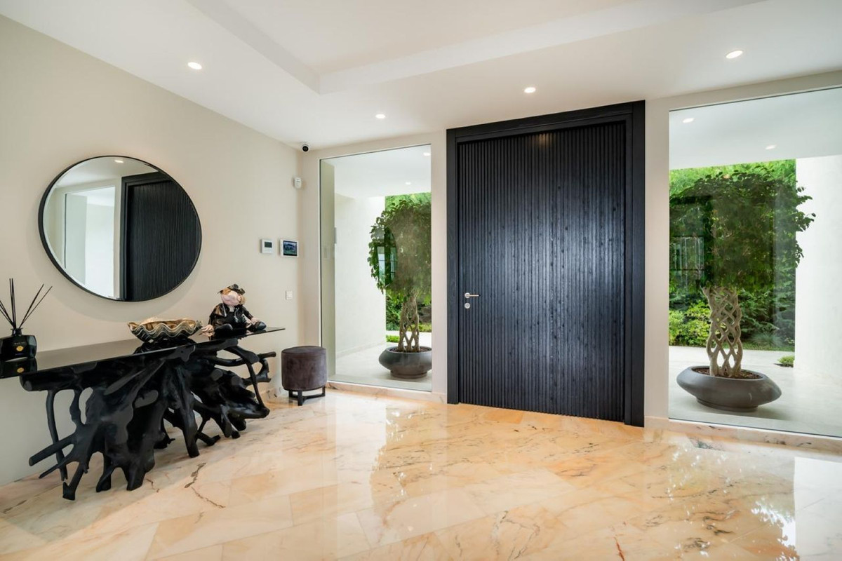 6 bedroom Villas for sale in Sierra Blanca – R5210887