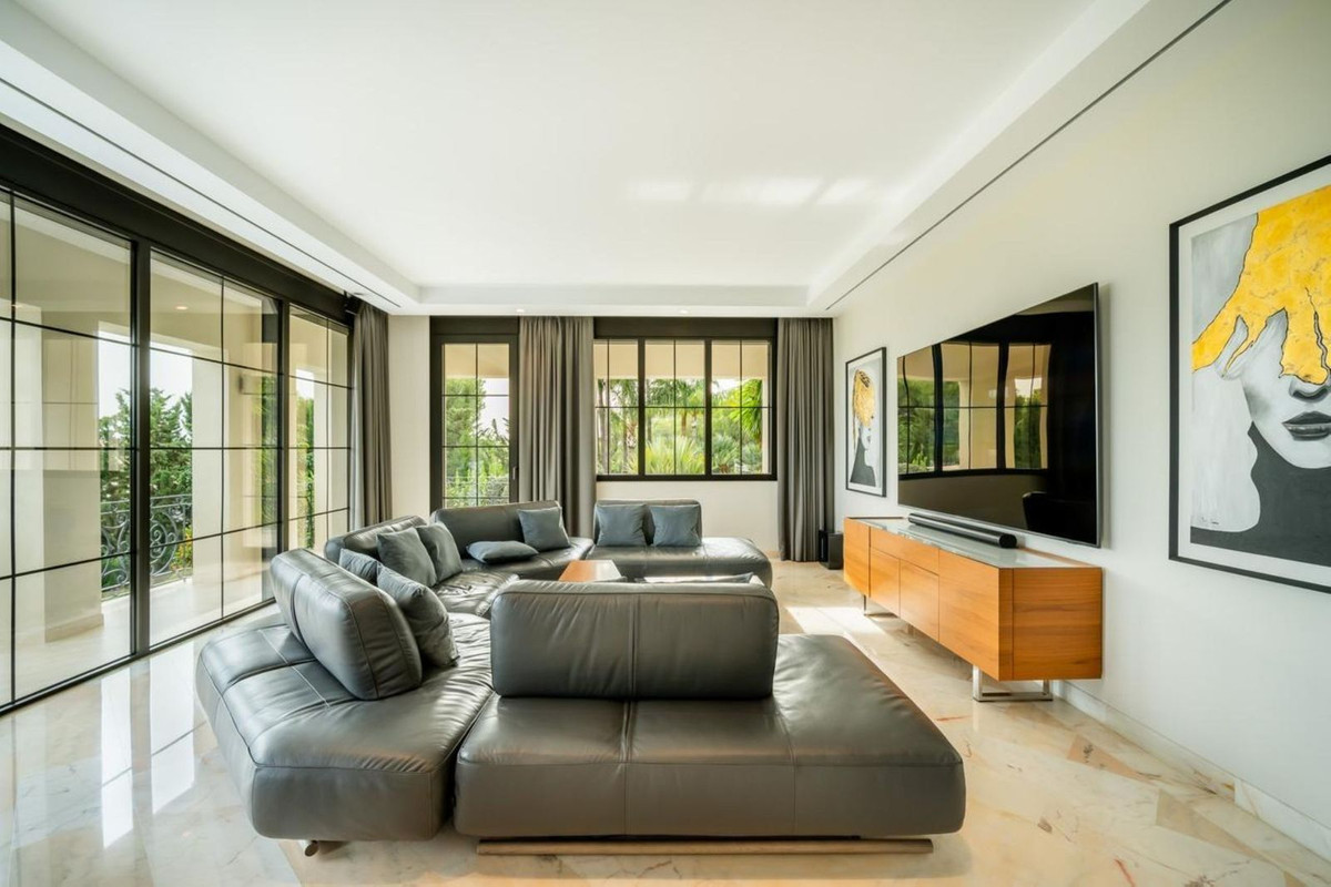 6 bedroom Villas for sale in Sierra Blanca – R5210887