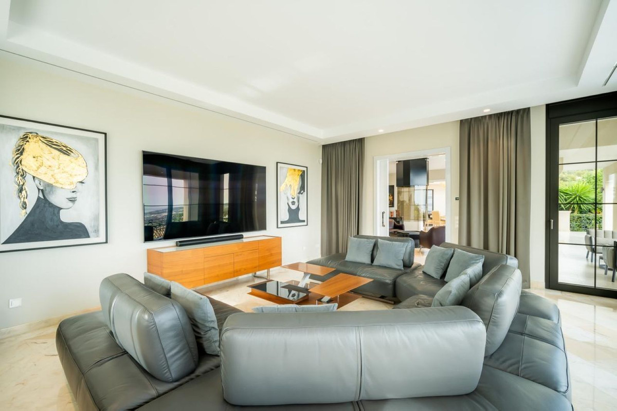 6 bedroom Villas for sale in Sierra Blanca – R5210887