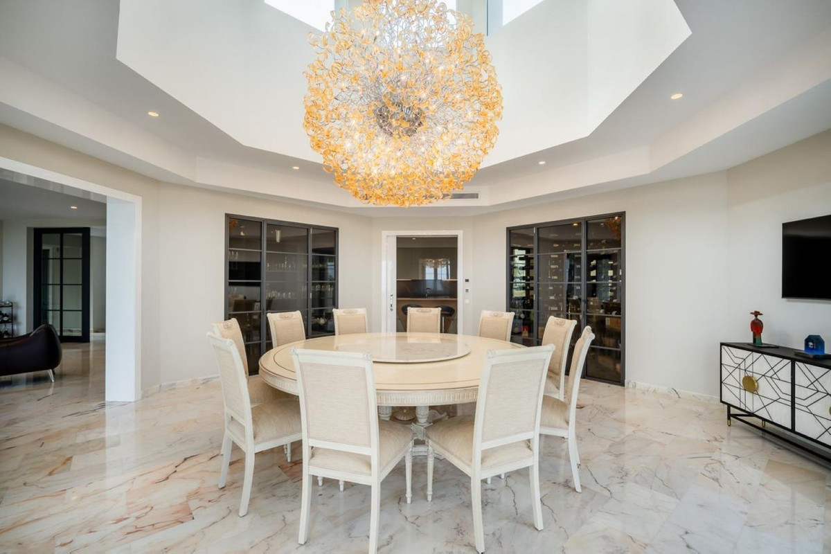 6 bedroom Villas for sale in Sierra Blanca – R5210887