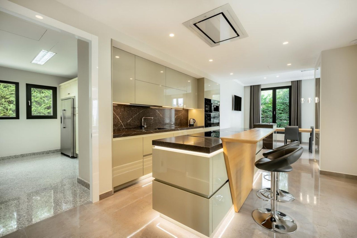 6 bedroom Villas for sale in Sierra Blanca – R5210887