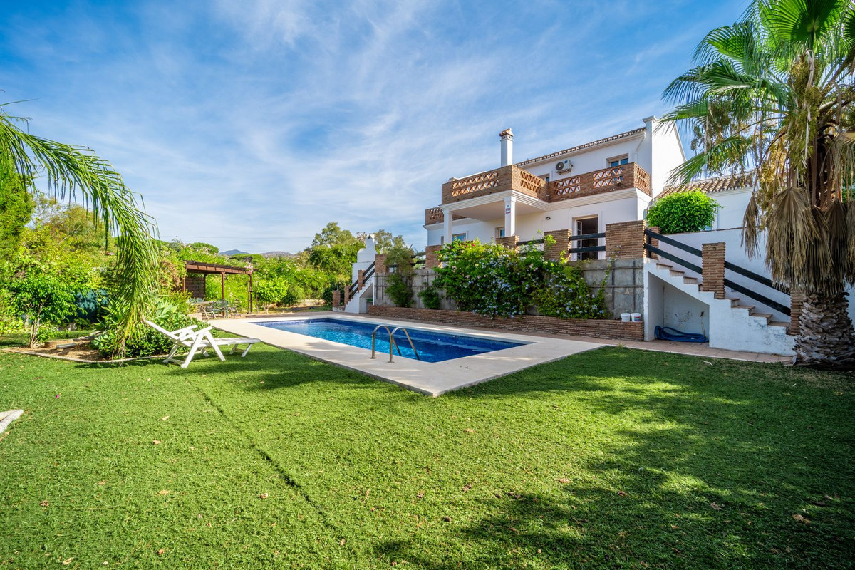 4 bedroom Villas for sale in Elviria – R5146882 4 bedroom Villas for sale in Elviria – R5146882