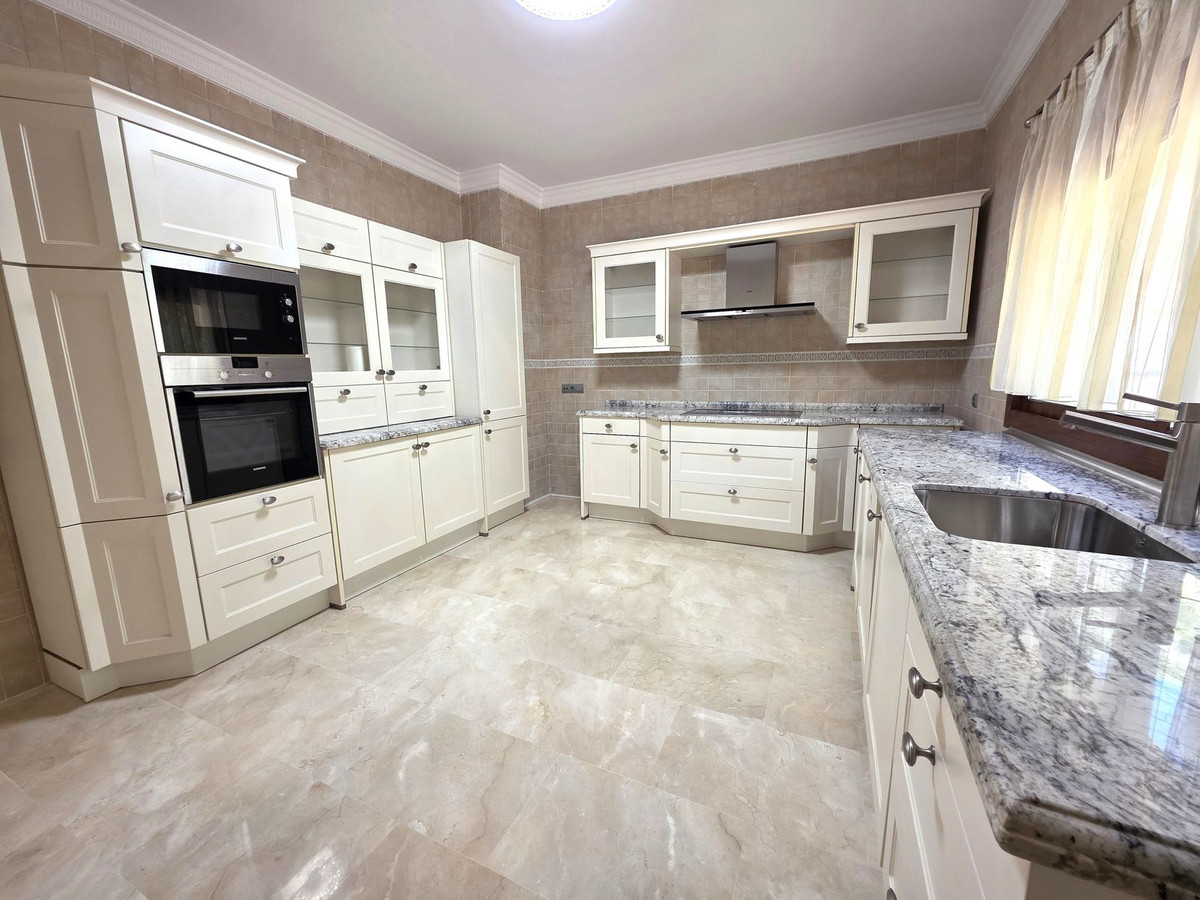 4 bedroom Villas for sale in Las Chapas – R4765366