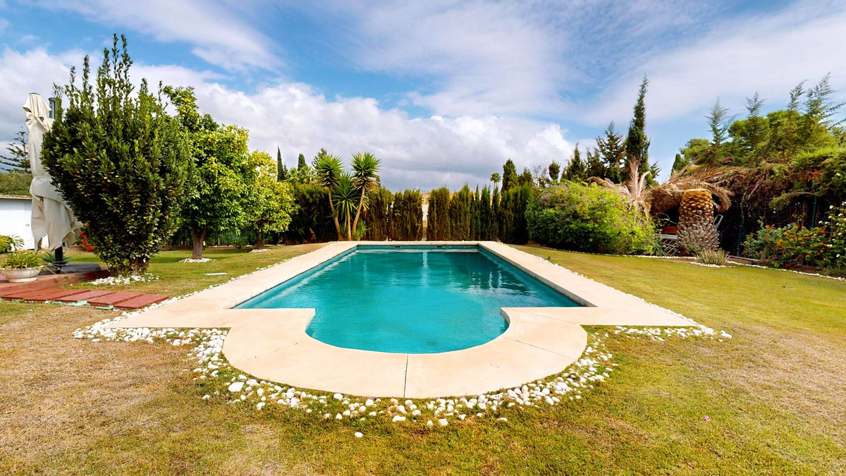 7 bedroom Villas for sale in Guadalmina Alta – R5215531