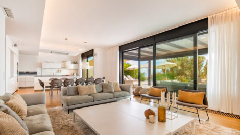 6 bedroom Villas for sale in Costabella – R2576927