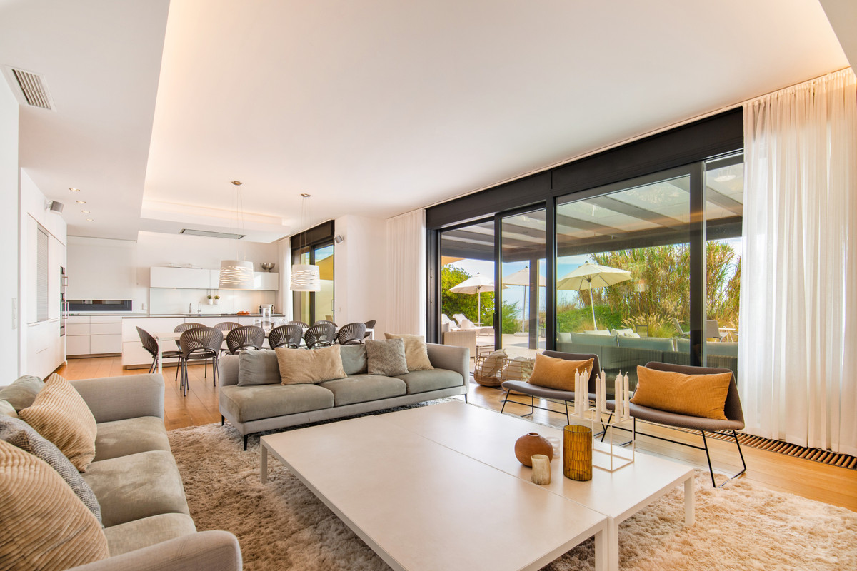 6 bedroom Villas for sale in Costabella – R2576927