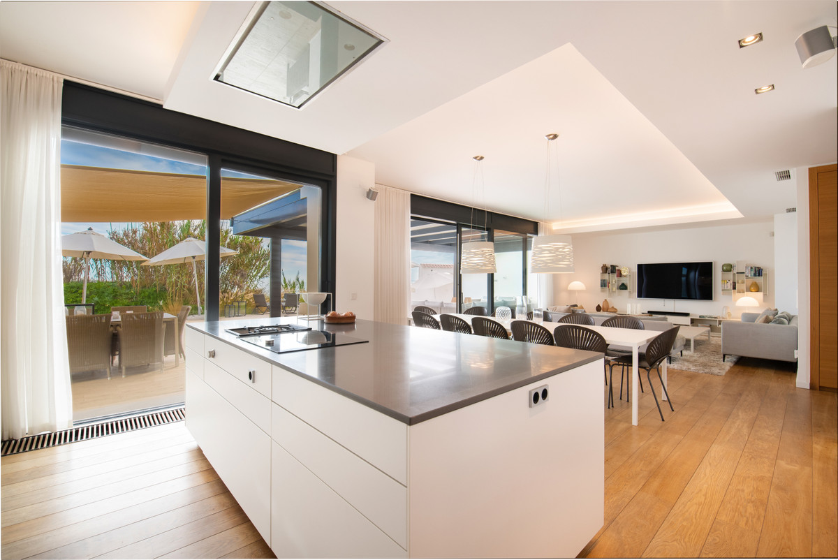 6 bedroom Villas for sale in Costabella – R2576927