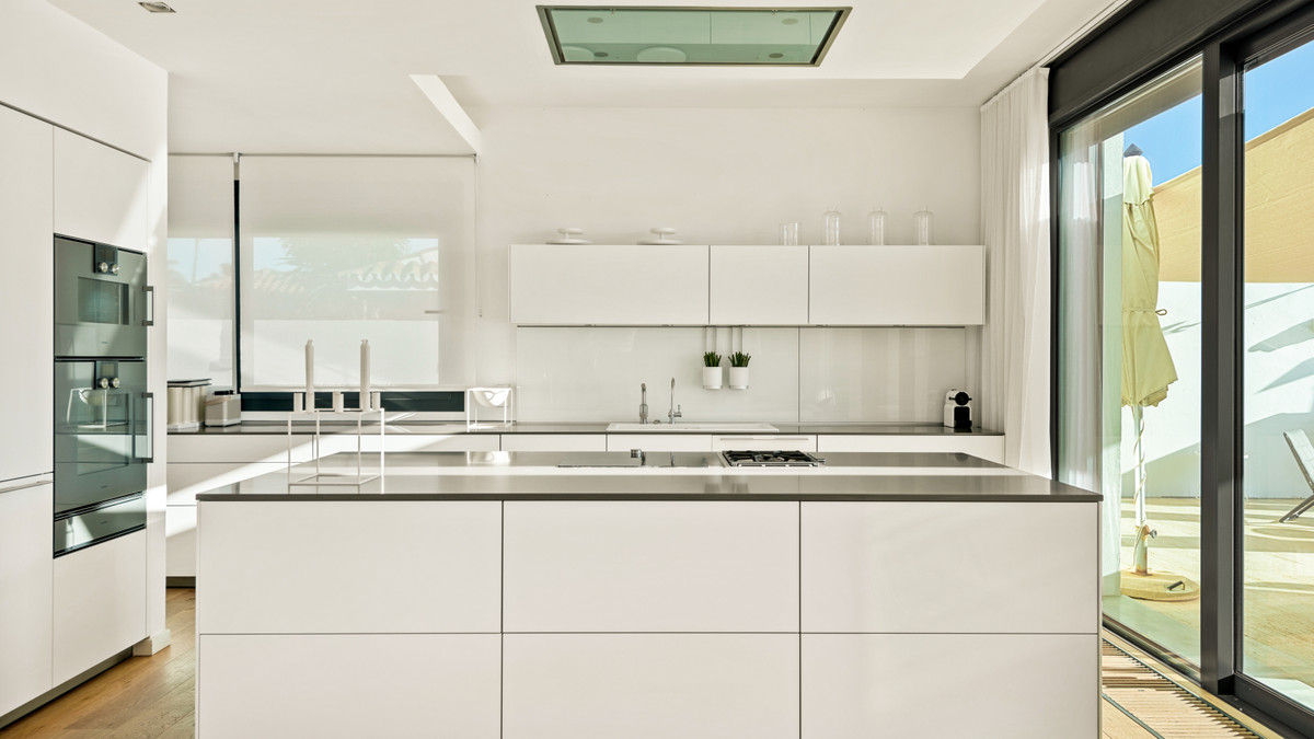 6 bedroom Villas for sale in Costabella – R2576927