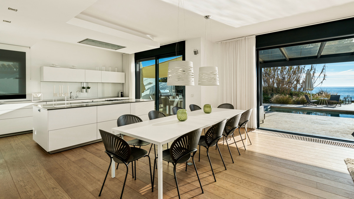 6 bedroom Villas for sale in Costabella – R2576927