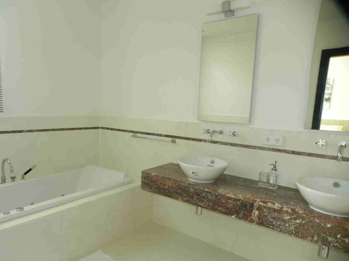 4 bedroom Semi-detached for sale in Sierra Blanca – R2662976