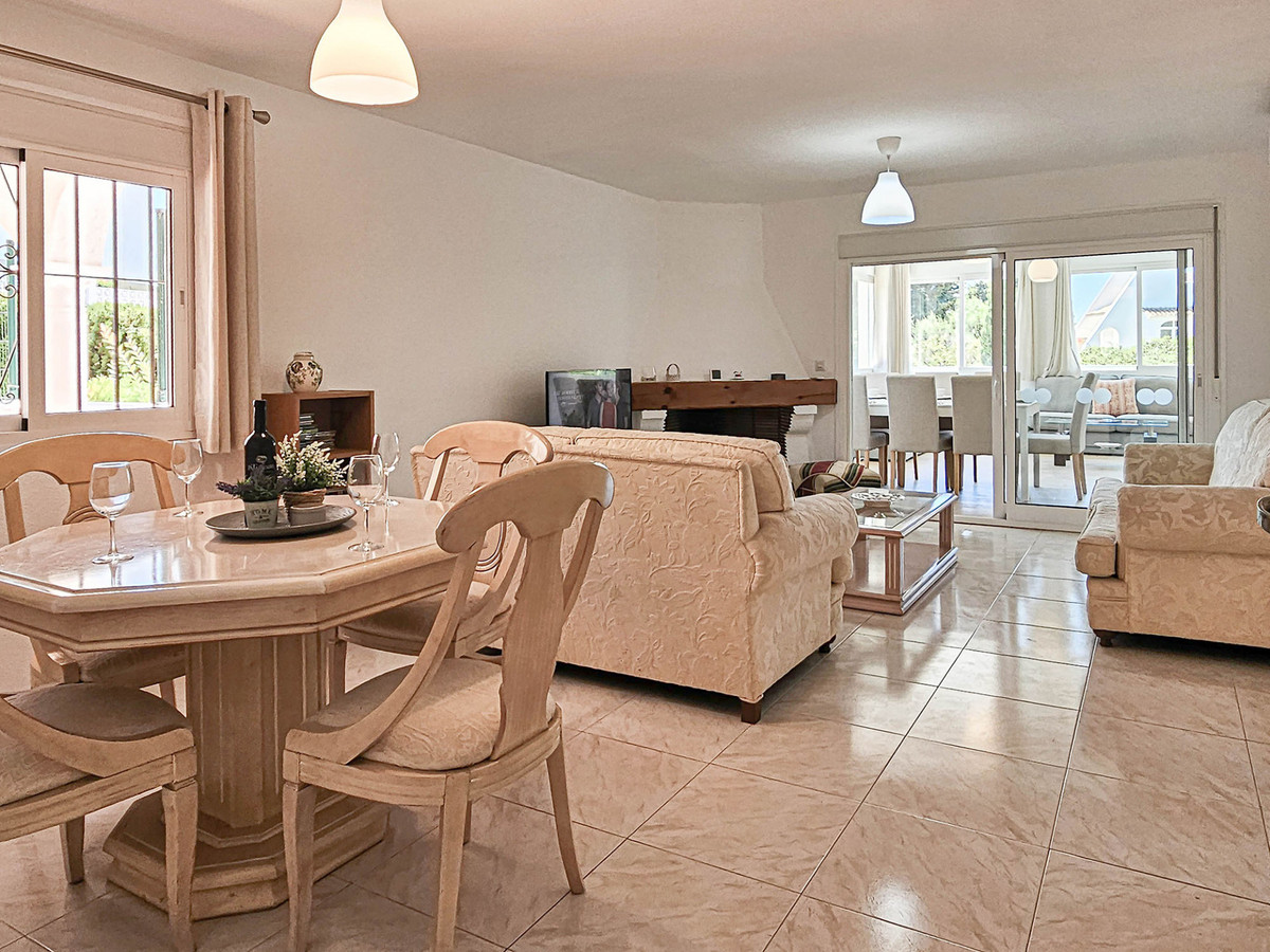 4 bedroom Villas for sale in Riviera del Sol – R5242030