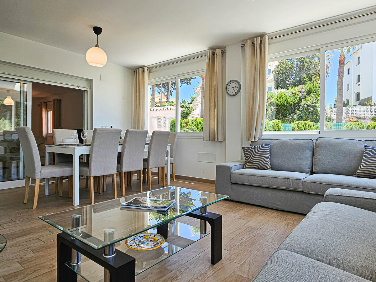 4 bedroom Villas for sale in Riviera del Sol – R5242030