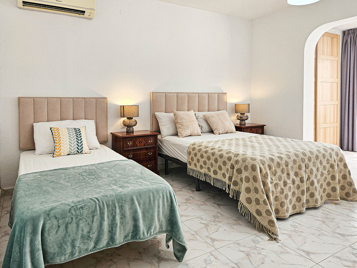 4 bedroom Villas for sale in Riviera del Sol – R5242030