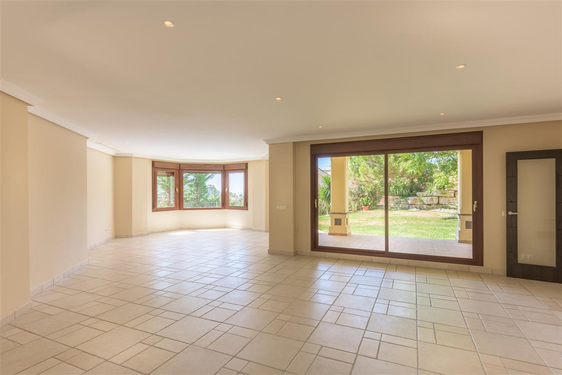 5 bedroom Villas for sale in Los Arqueros – R3679700