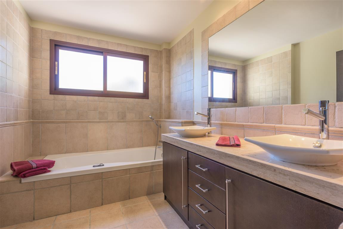 5 bedroom Villas for sale in Los Arqueros – R3679700