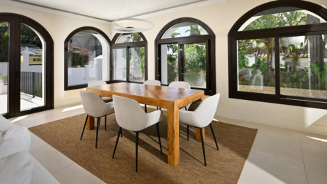 Villas de 6 dormitorios en venta en Marbesa – R5219554