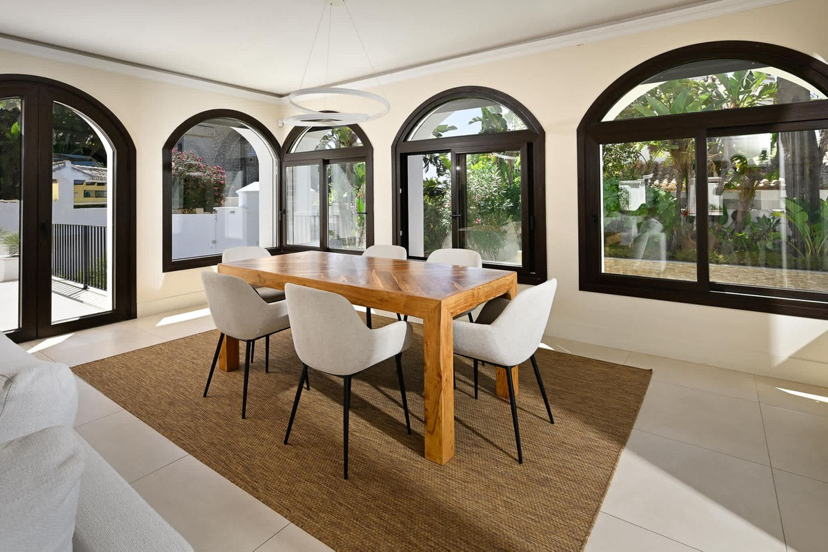 6 bedroom Villas for sale in Marbesa – R5219554