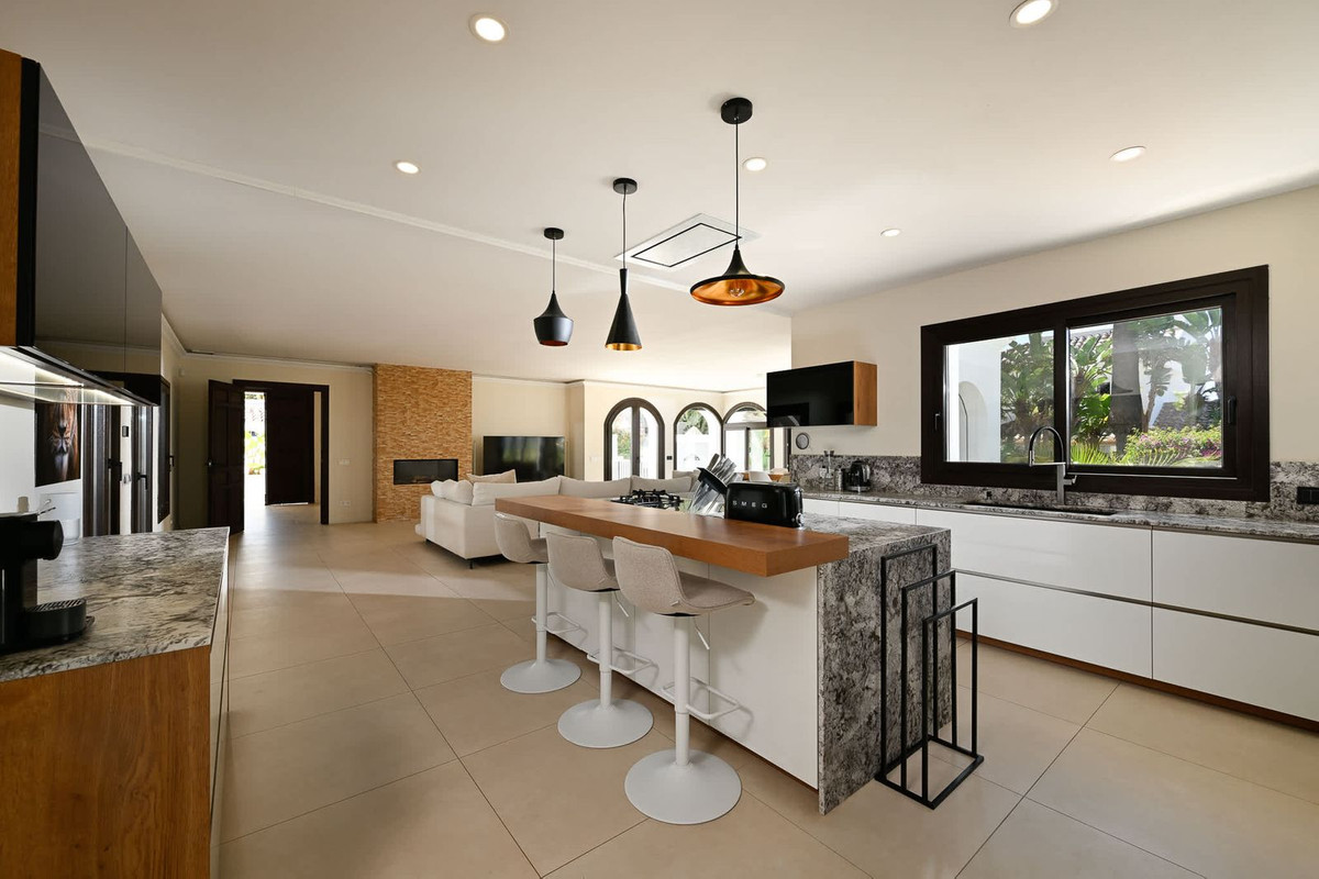 6 bedroom Villas for sale in Marbesa – R5219554