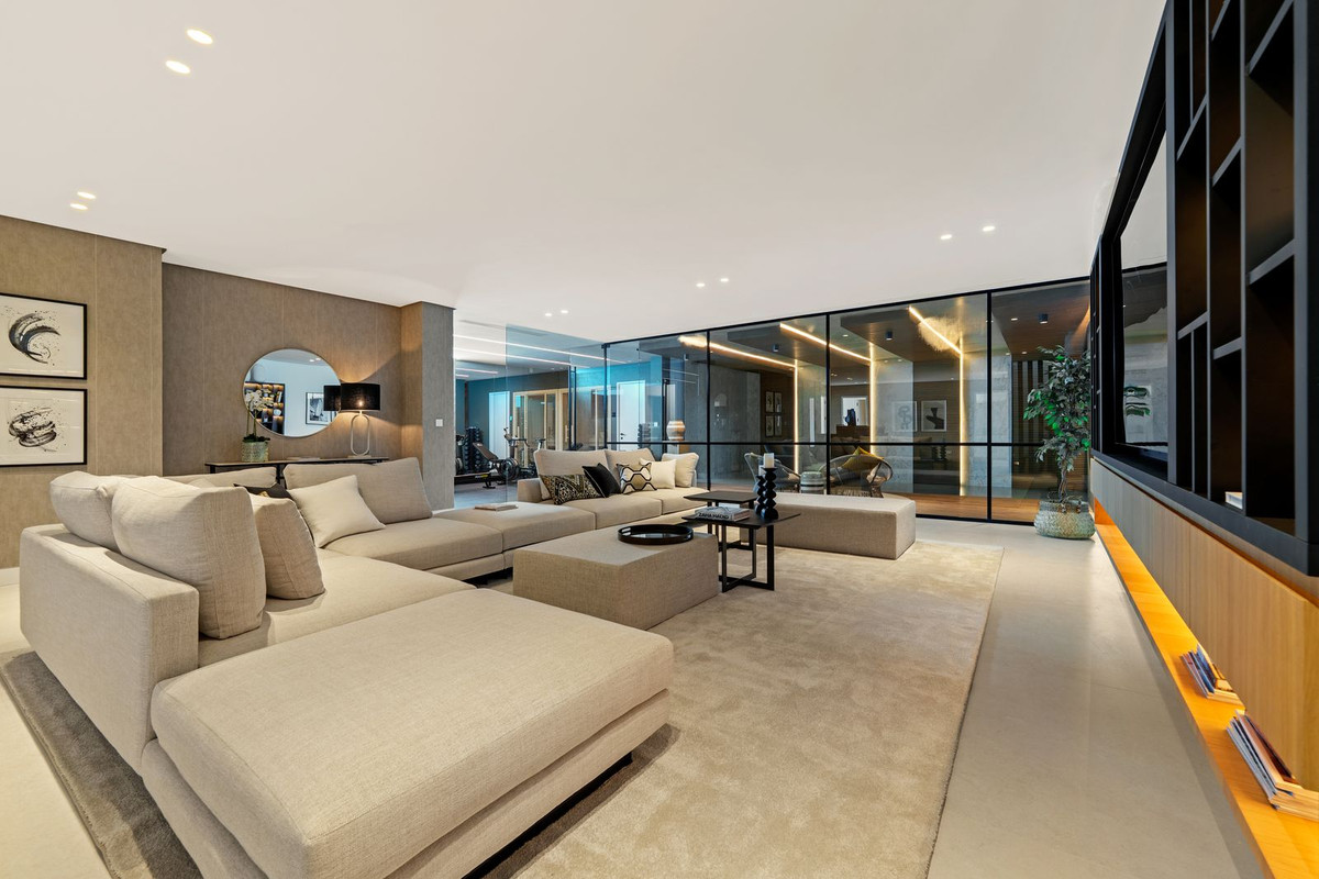 6 bedroom Villas for sale in La Quinta – R5210293