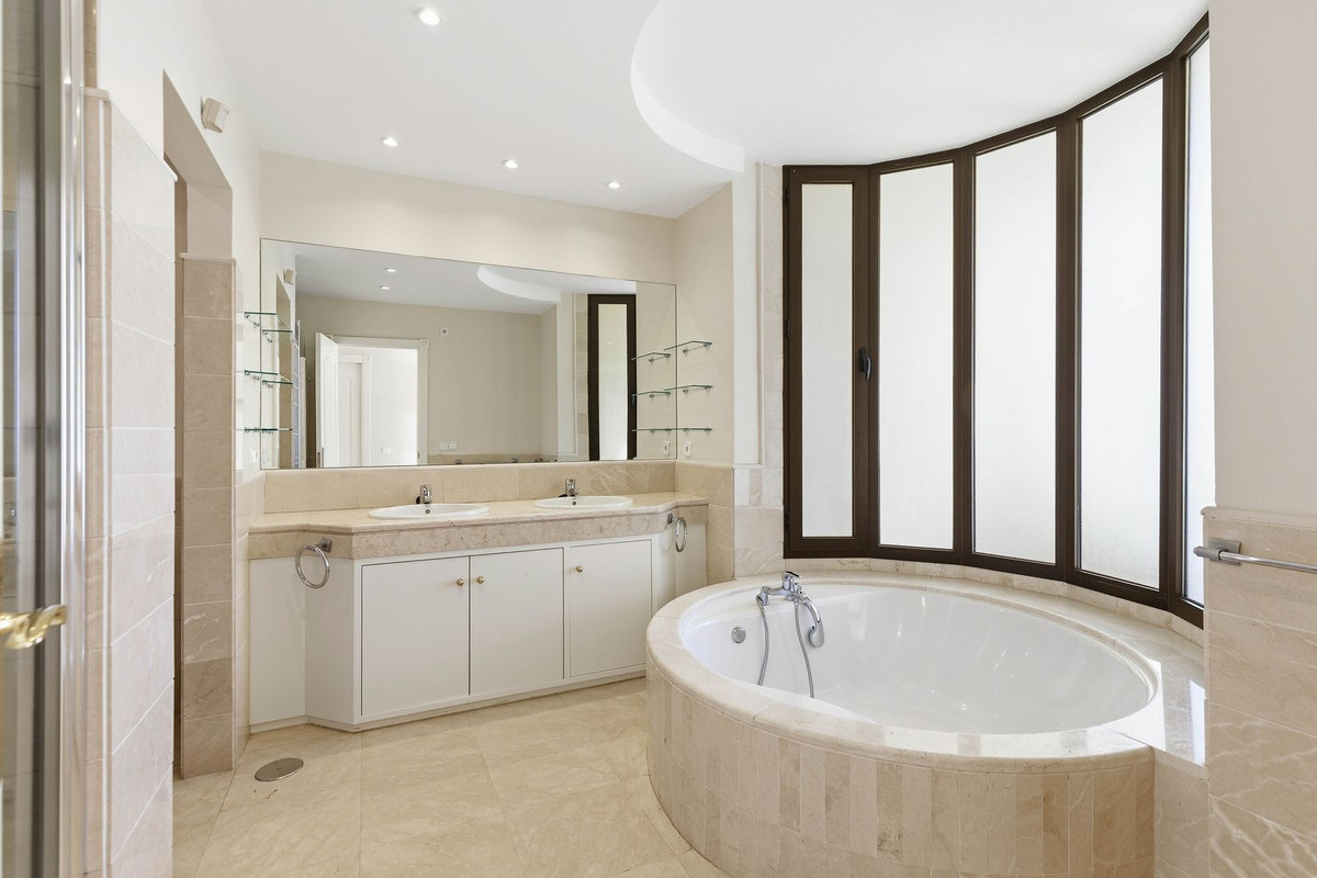 4 bedroom Apartments for sale in Los Arqueros – R5256340