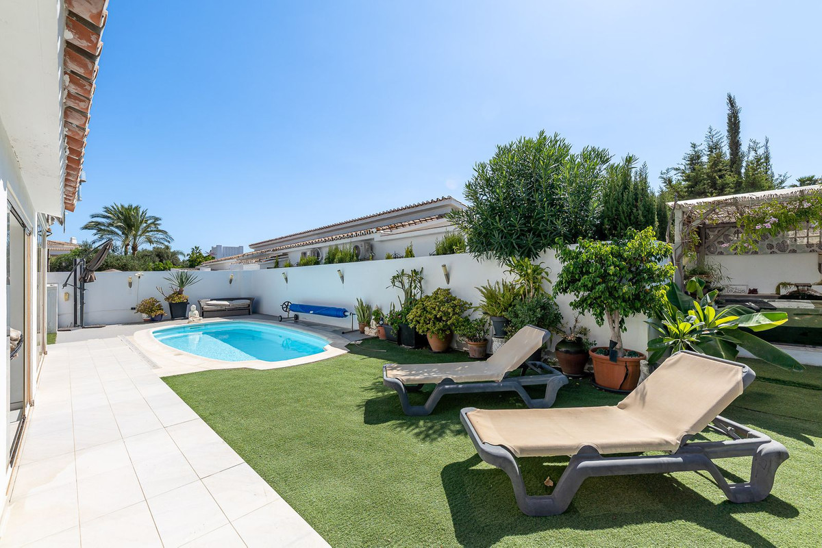 Villas de 3 dormitorios en venta en Atalaya – R5180032