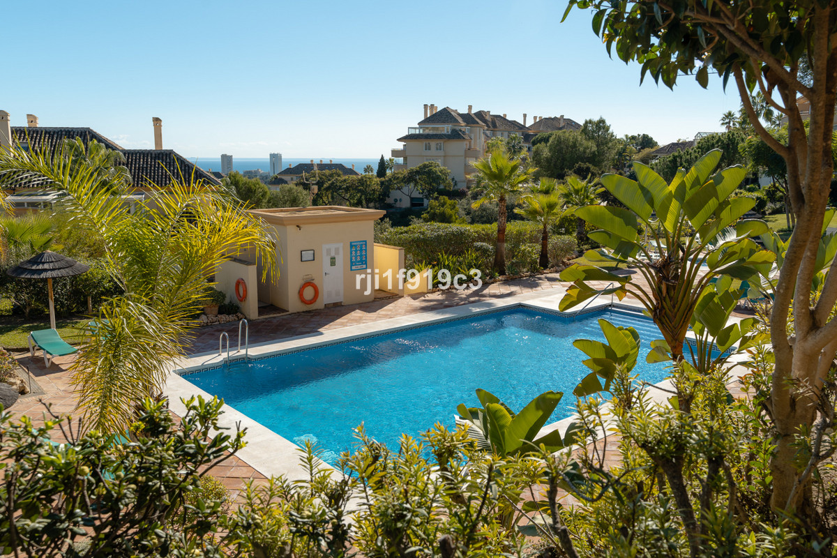 Apartamento de 3 dormitorios en venta en Elviria Hills – R5250313