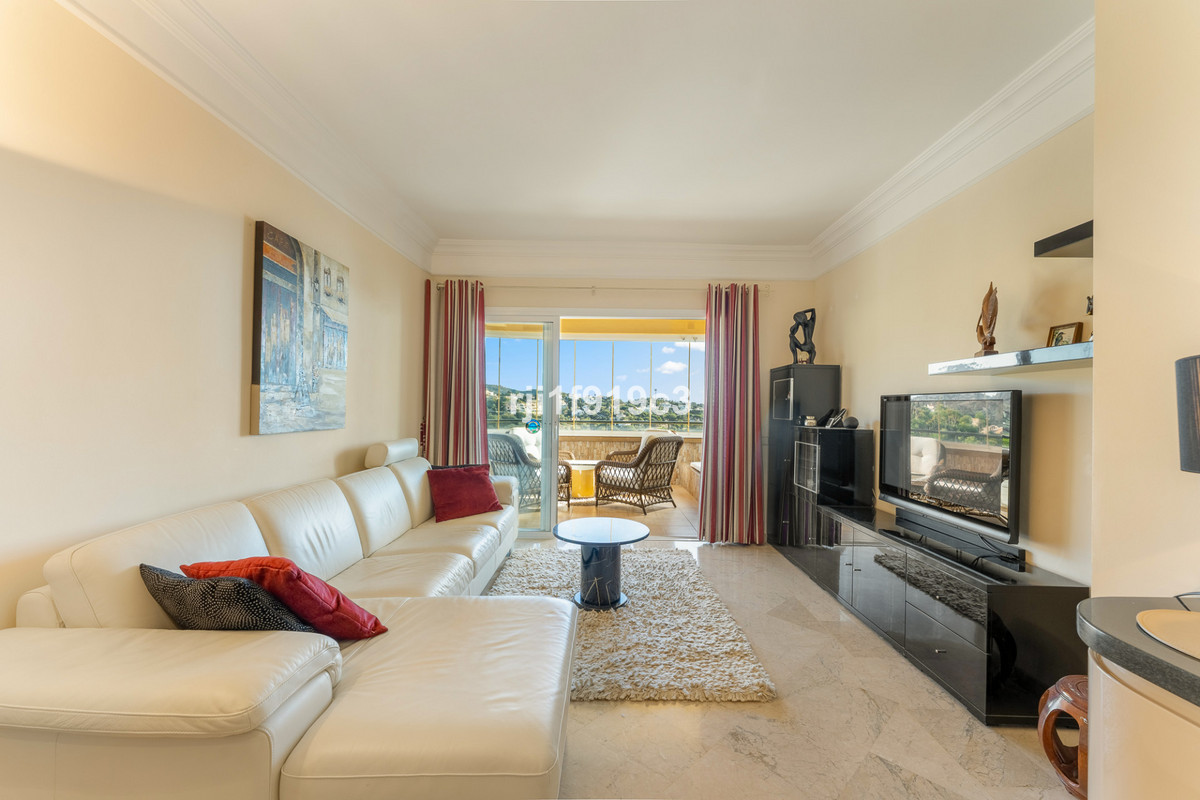 Apartamento de 3 dormitorios en venta en Elviria Hills – R5250313