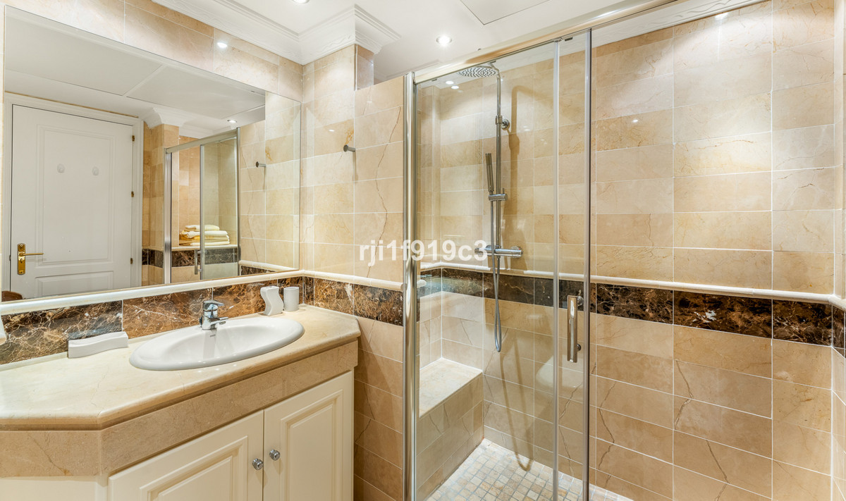 Apartamento de 3 dormitorios en venta en Elviria Hills – R5250313