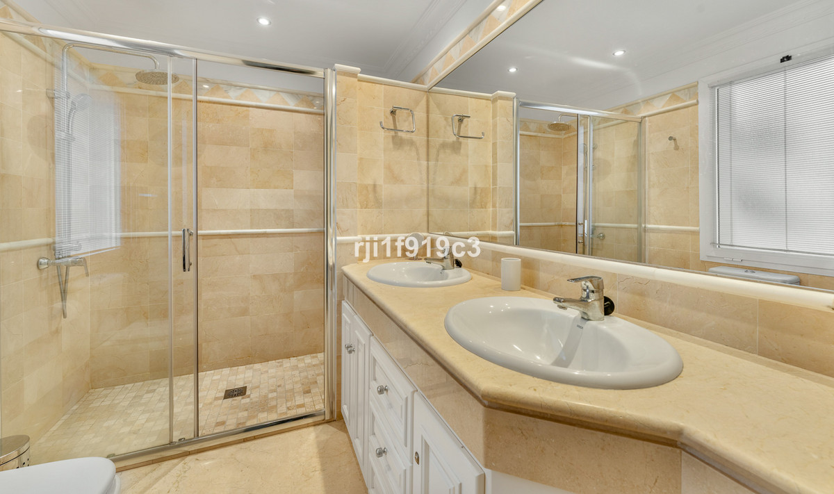 Apartamento de 3 dormitorios en venta en Elviria Hills – R5250313