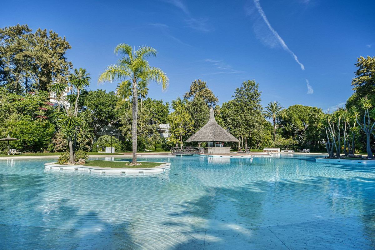 4 bedroom Apartments for sale in Guadalmina Baja – R5221423