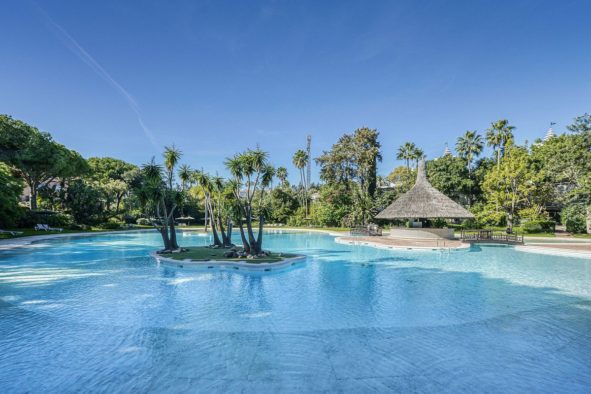 4 bedroom Apartments for sale in Guadalmina Baja – R5221423