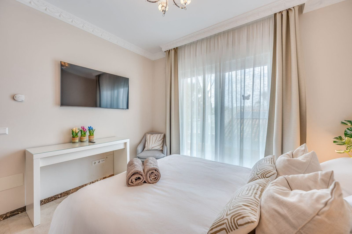 6 bedroom Villas for sale in Marbesa – R5211871