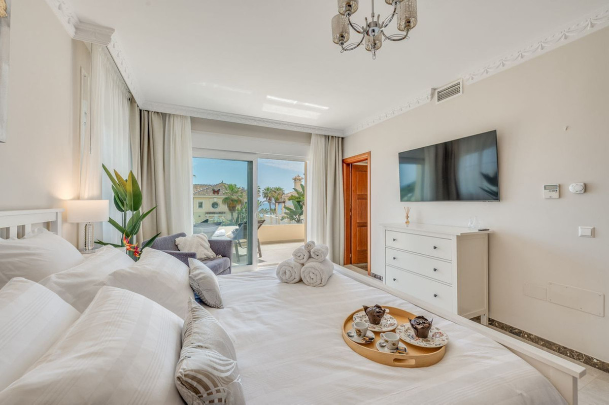 6 bedroom Villas for sale in Marbesa – R5211871