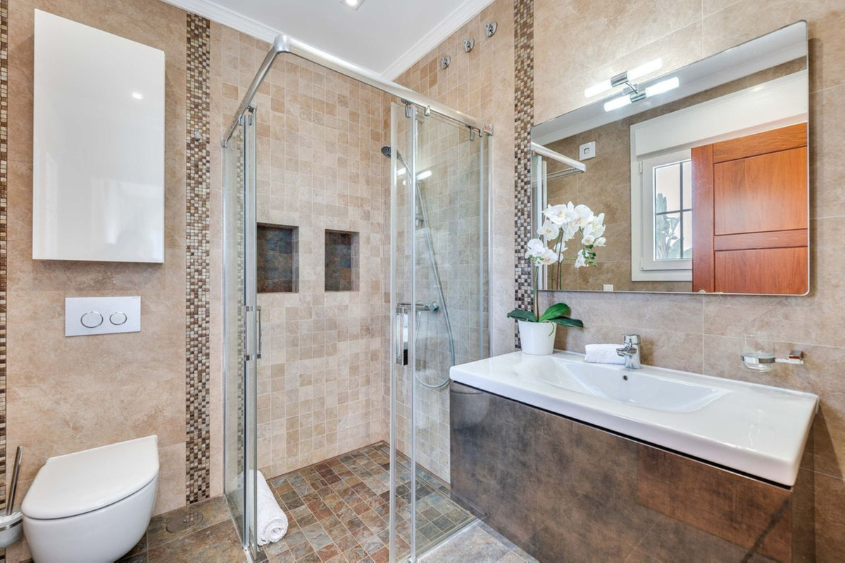 6 bedroom Villas for sale in Marbesa – R5211871