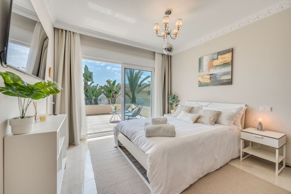 6 bedroom Villas for sale in Marbesa – R5211871