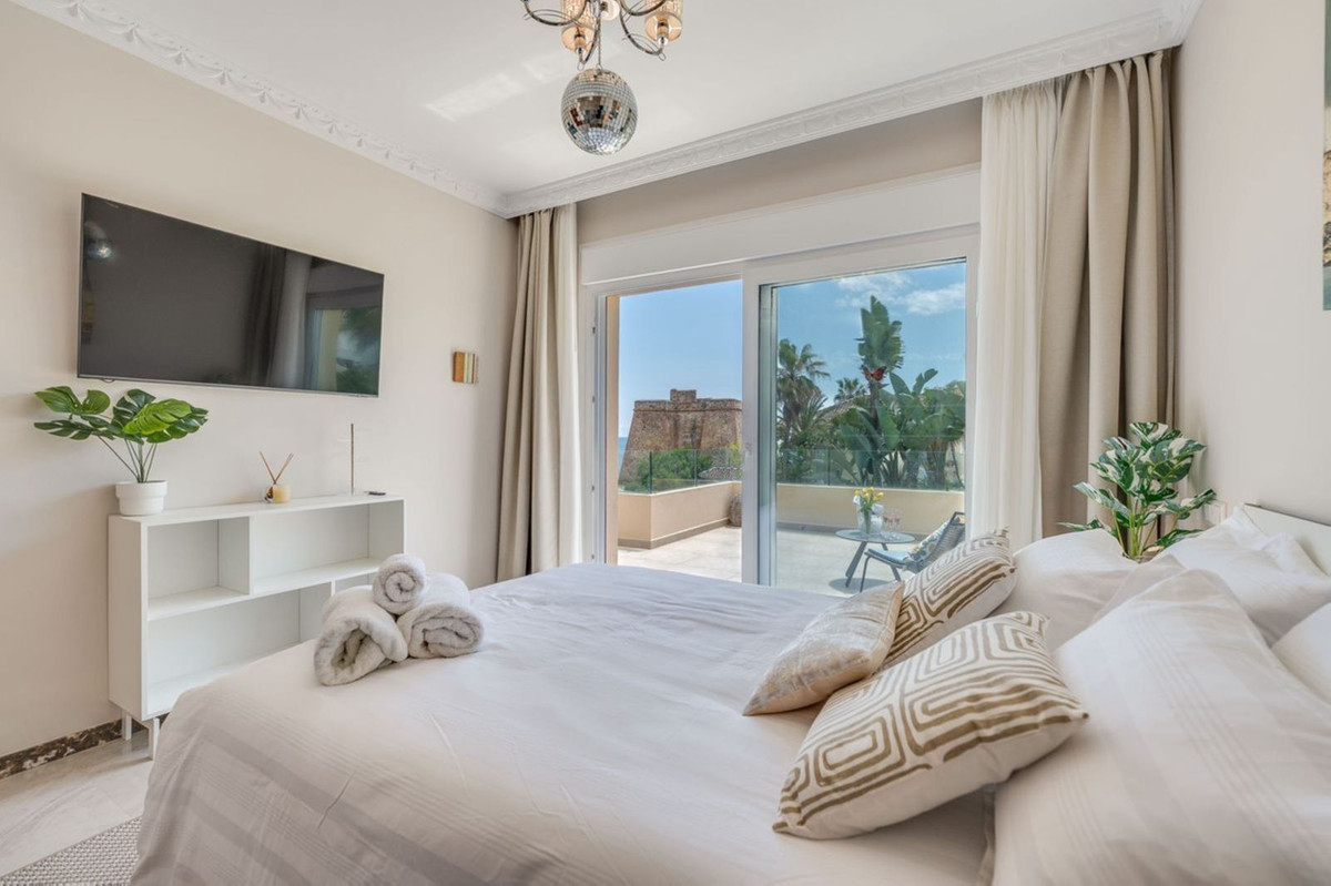 6 bedroom Villas for sale in Marbesa – R5211871