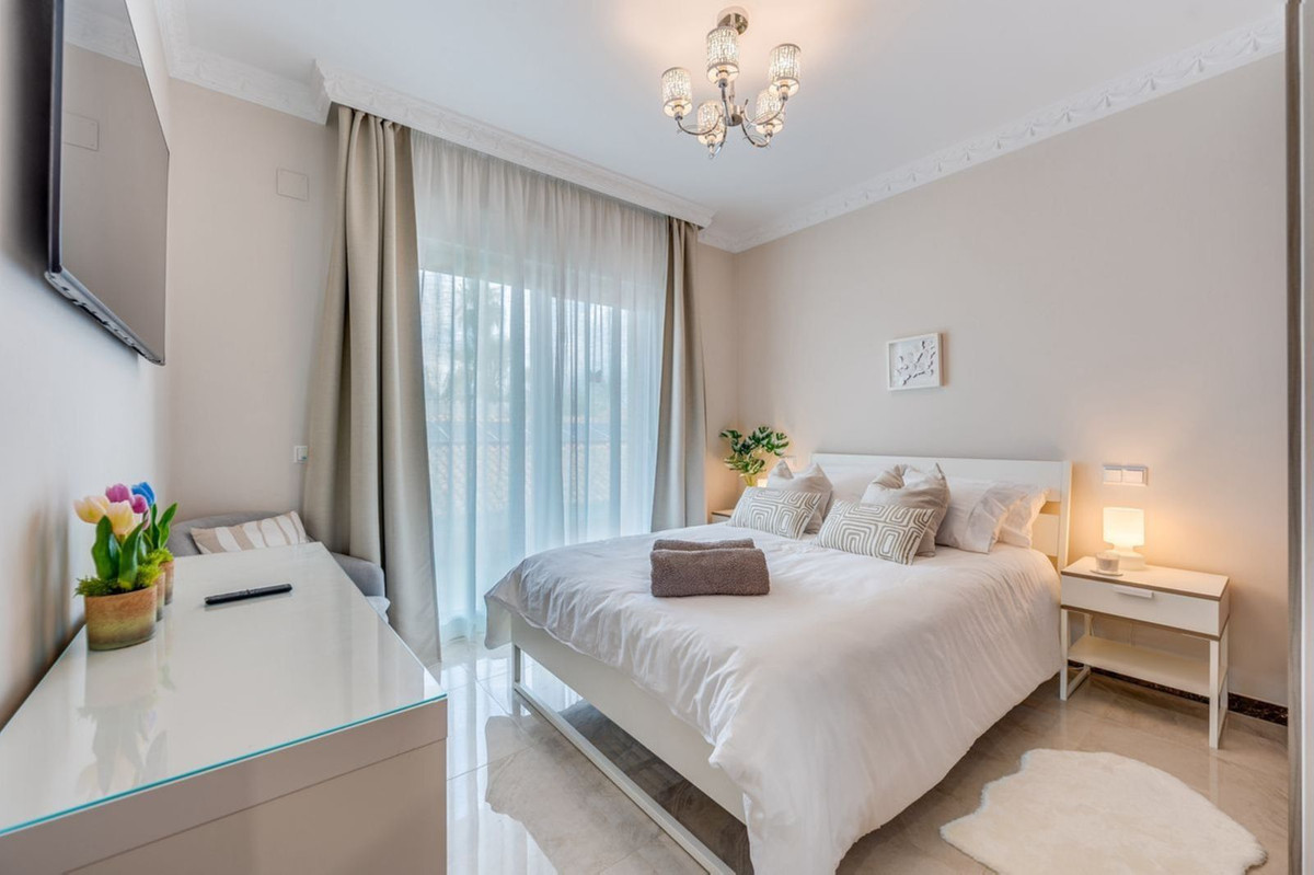 6 bedroom Villas for sale in Marbesa – R5211871