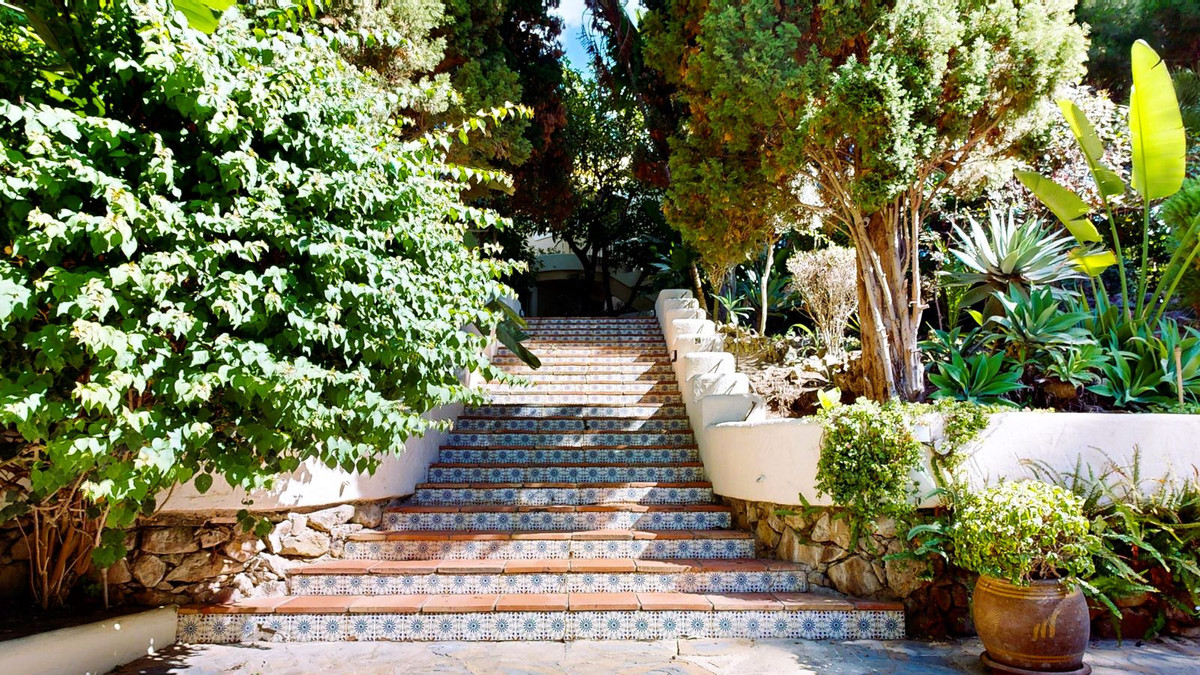 7 bedroom Villas for sale in Calahonda – R5244148