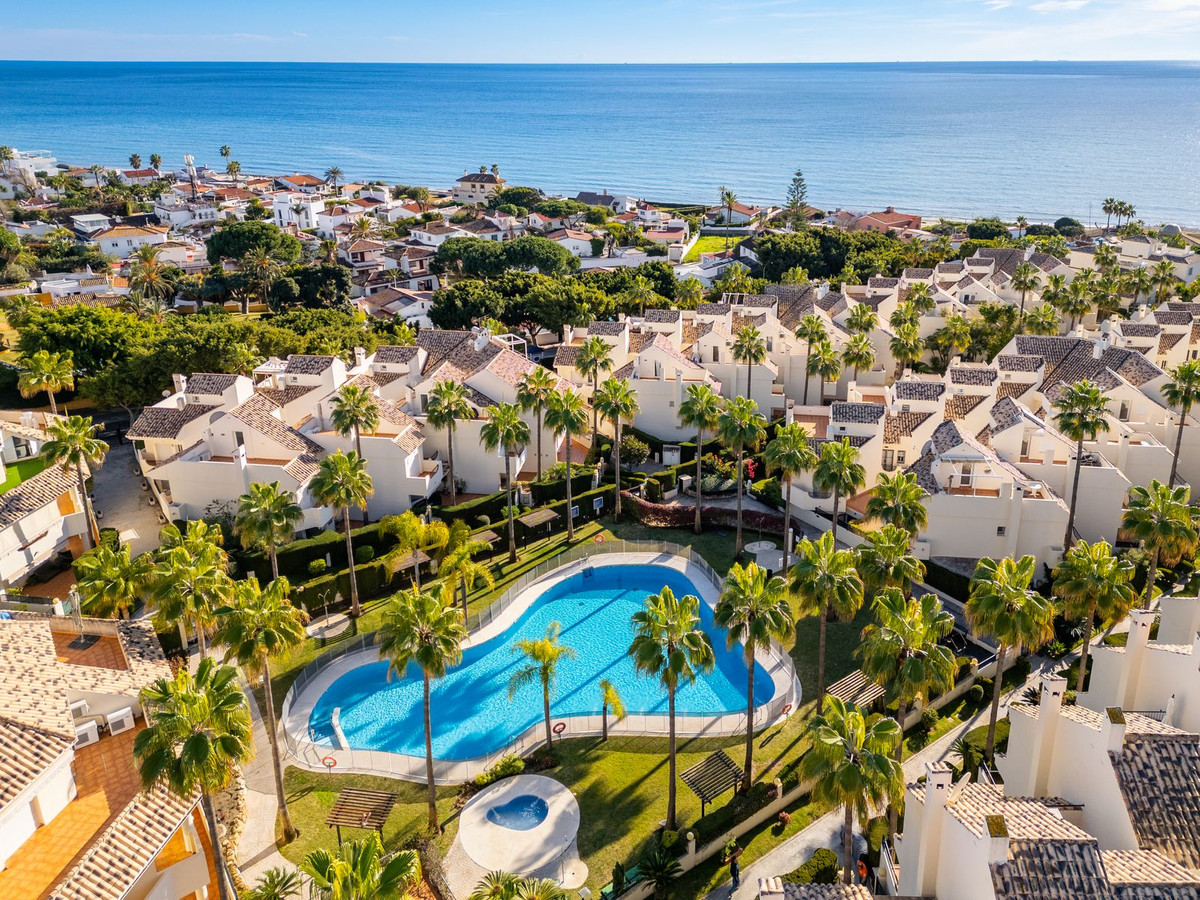 Pareados de 4 dormitorios en venta en Costabella – R5286457