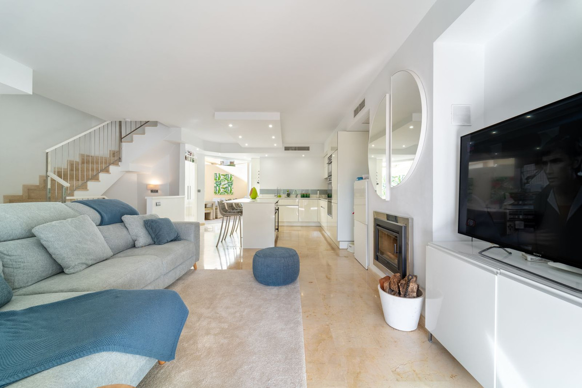 Pareados de 4 dormitorios en venta en Costabella – R5286457