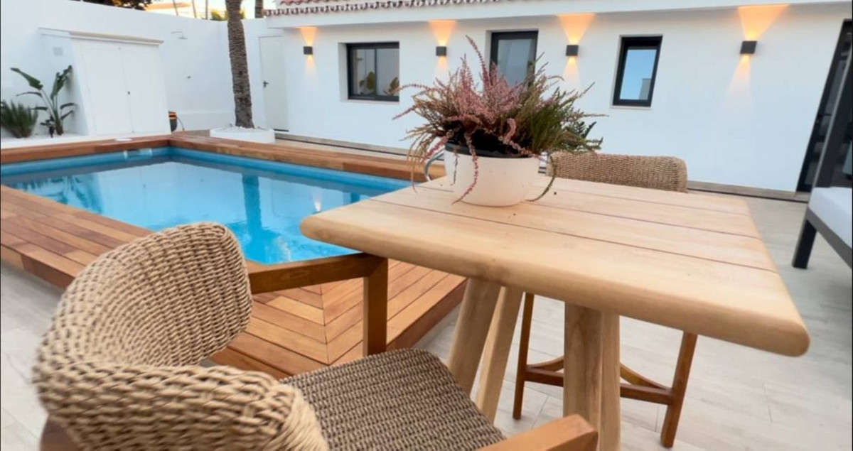 5 bedroom Villas for sale in Costabella – R5188048