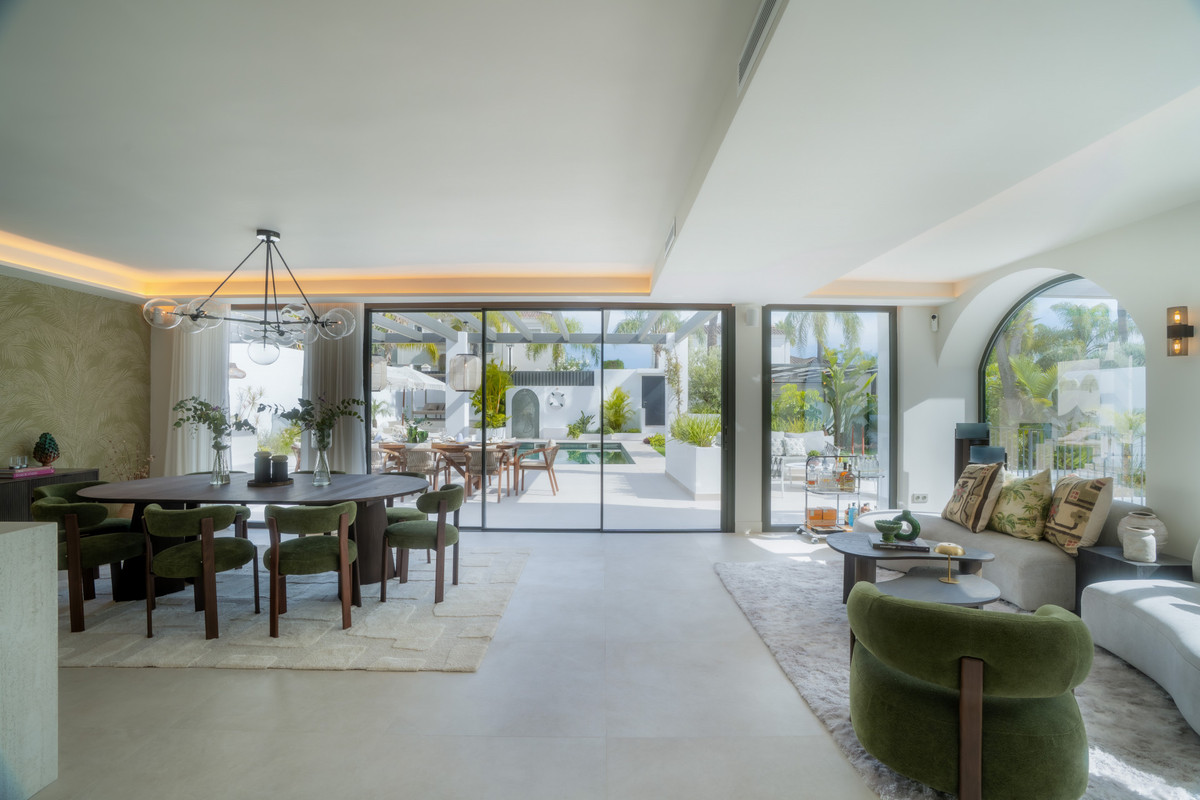 6 bedroom Villas for sale in Las Brisas – R5250505