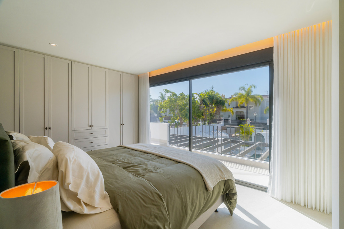 6 bedroom Villas for sale in Las Brisas – R5250505